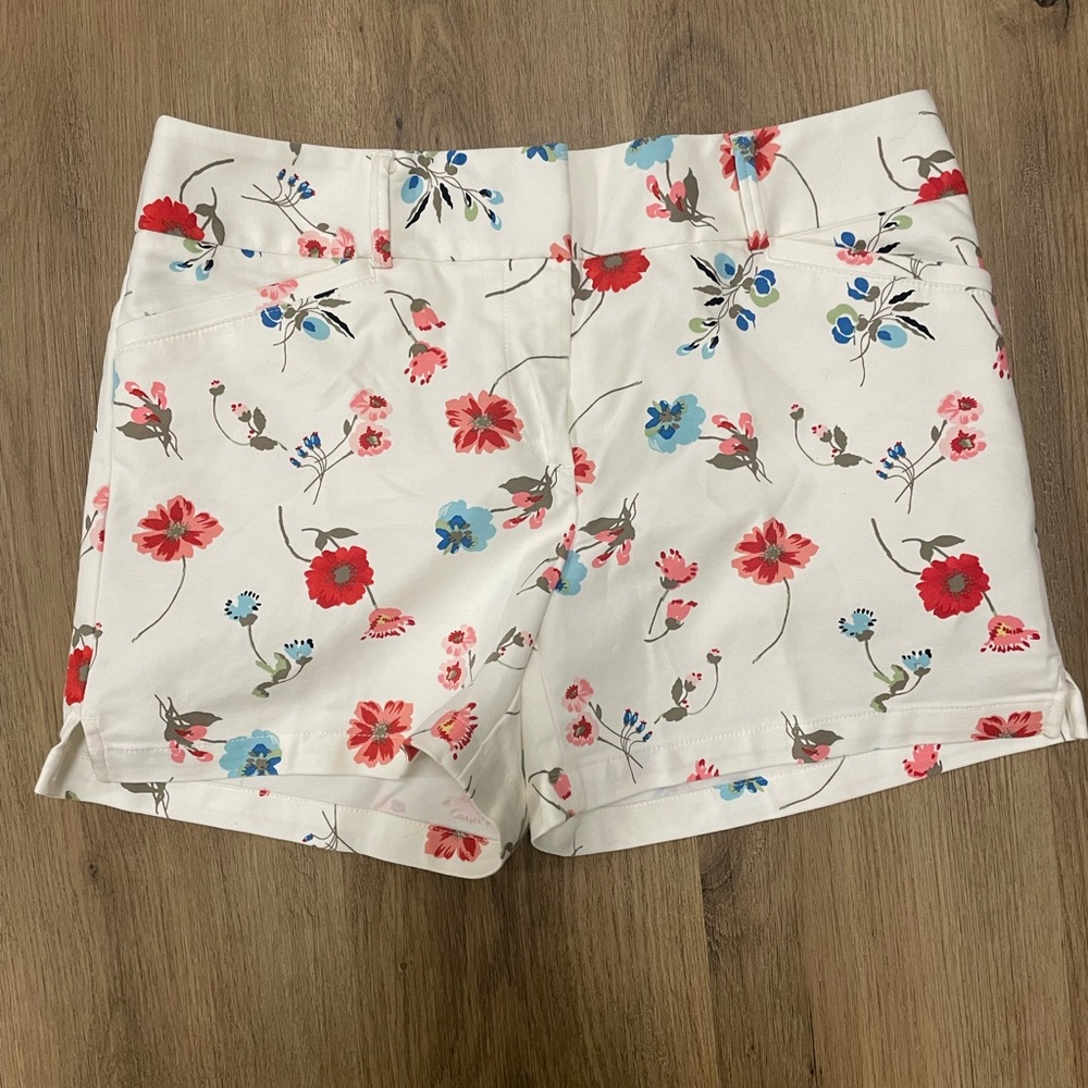 Loft classy White floral Chinco shorts‎ size 2